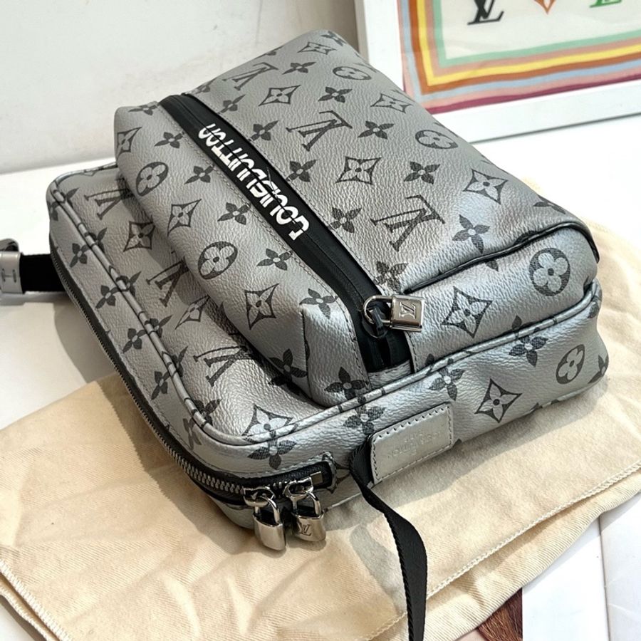Louis Vuitton 路易威登 outdoor限量銀色郵差斜挎包 17s 底長25-2