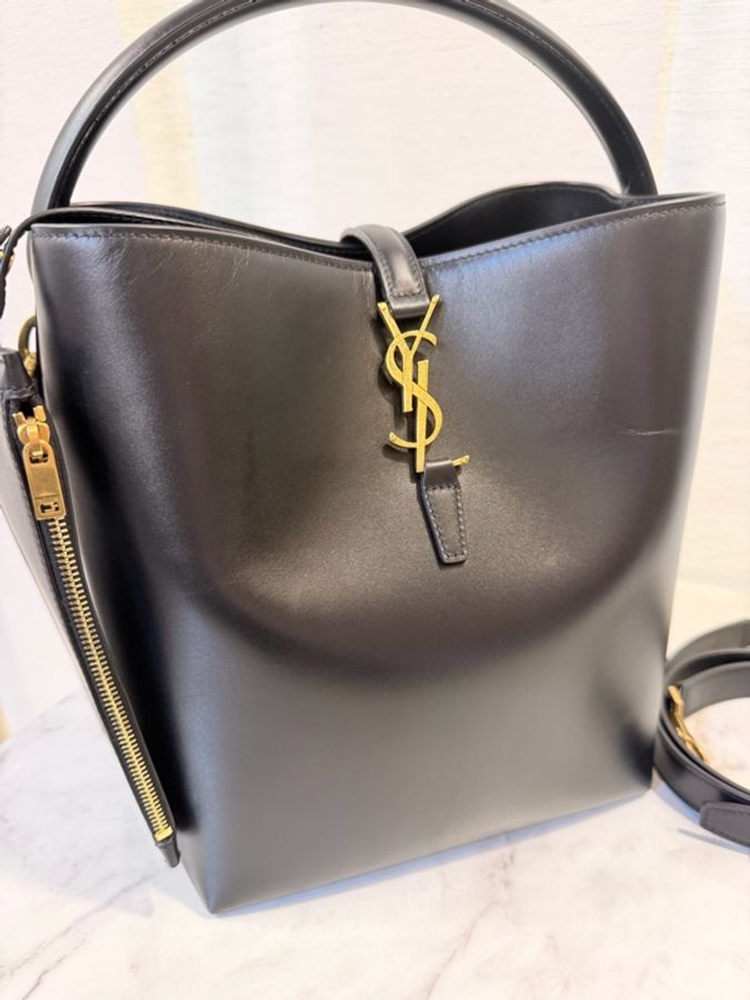 YSL 黑滑面牛皮LE 37霧金釦手提肩斜背水桶-2