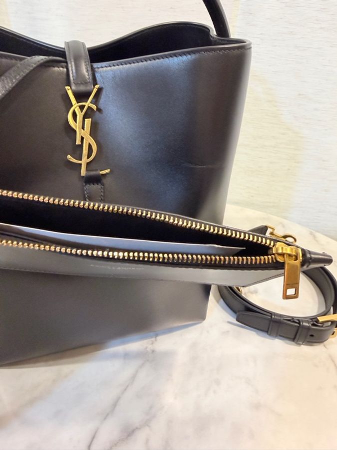 YSL 黑滑面牛皮LE 37霧金釦手提肩斜背水桶-22