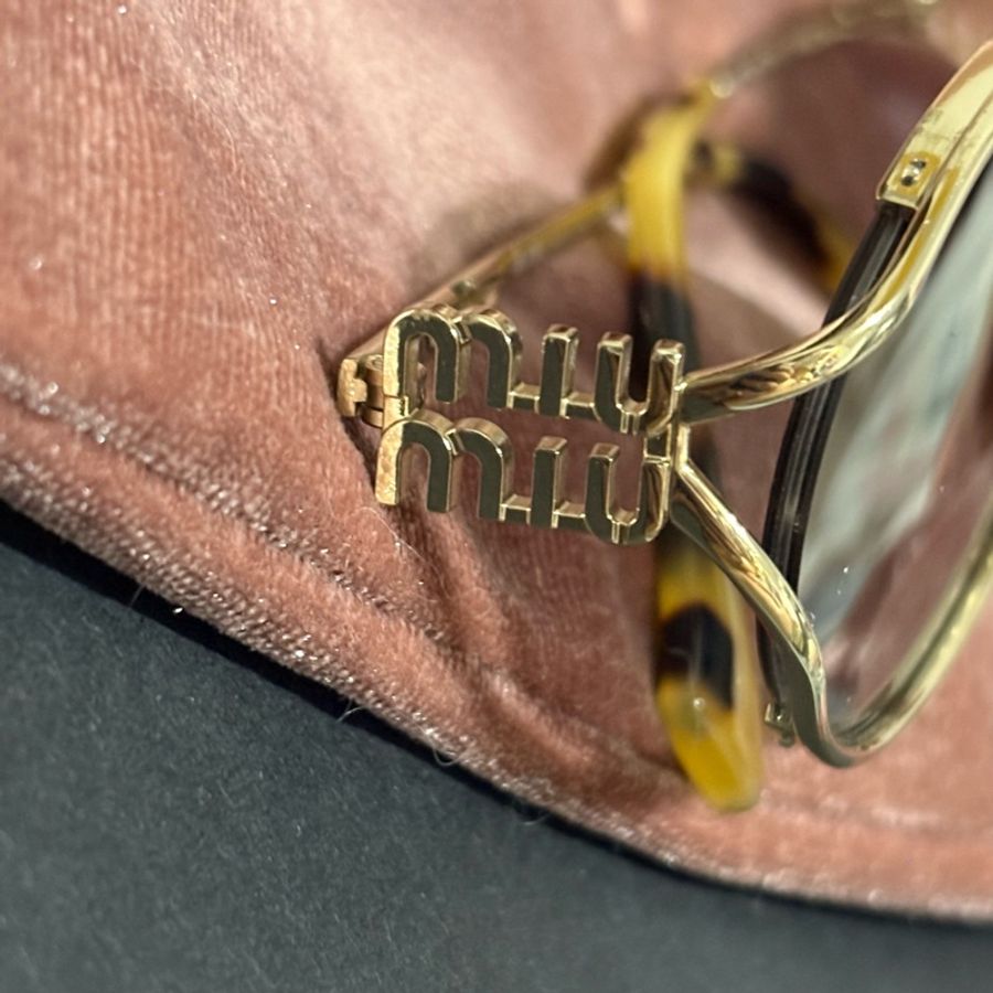 MIUMIU墨鏡，張元英款-10