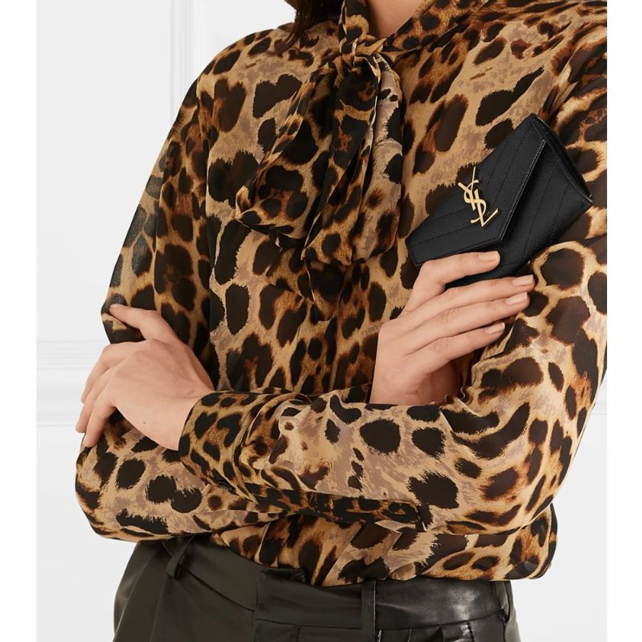 【YSL】專櫃經典款MONOGRAM系列V字縫線魚子醬牛皮金屬LOGO暗釦零錢包/手拿包(金色金屬)-1