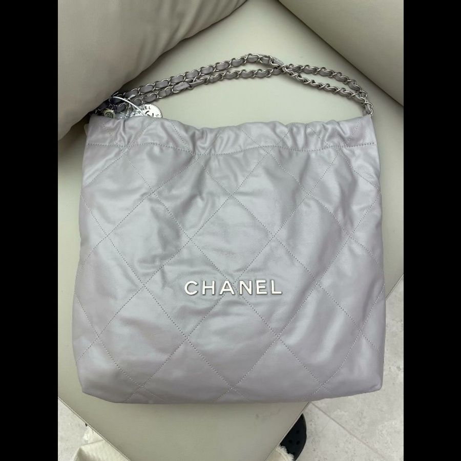 Chanel medium 22Bag 淺灰-1