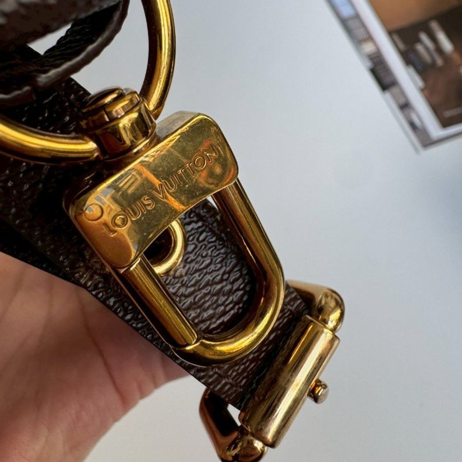 💫 絕版款式✨LV M43488經典花紋拼接雕花皮革郵差包-28