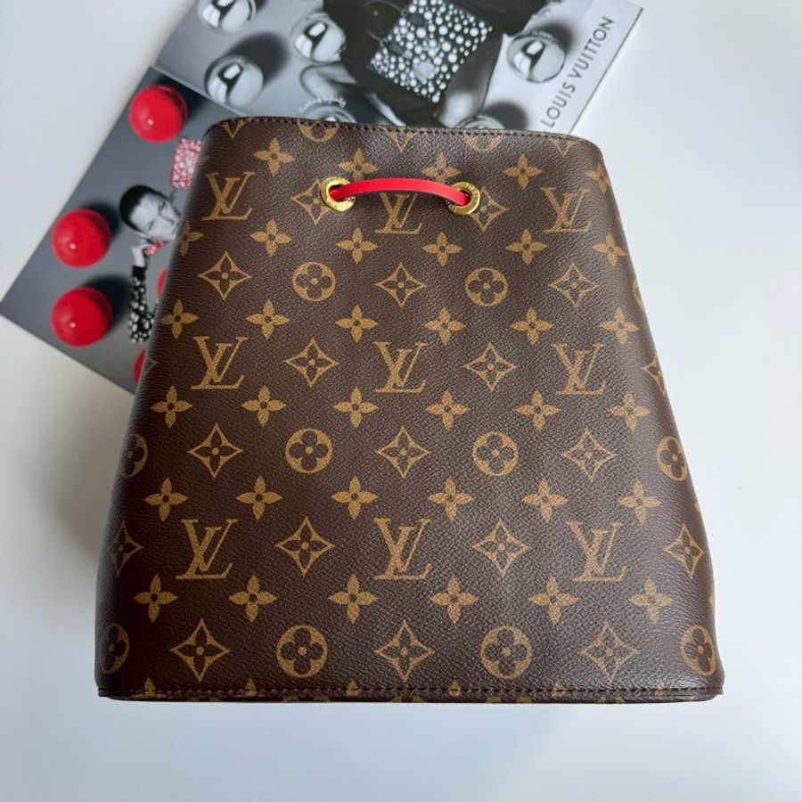 🎊99全新閒置商品 🎊LV 經典花紋水桶包-1