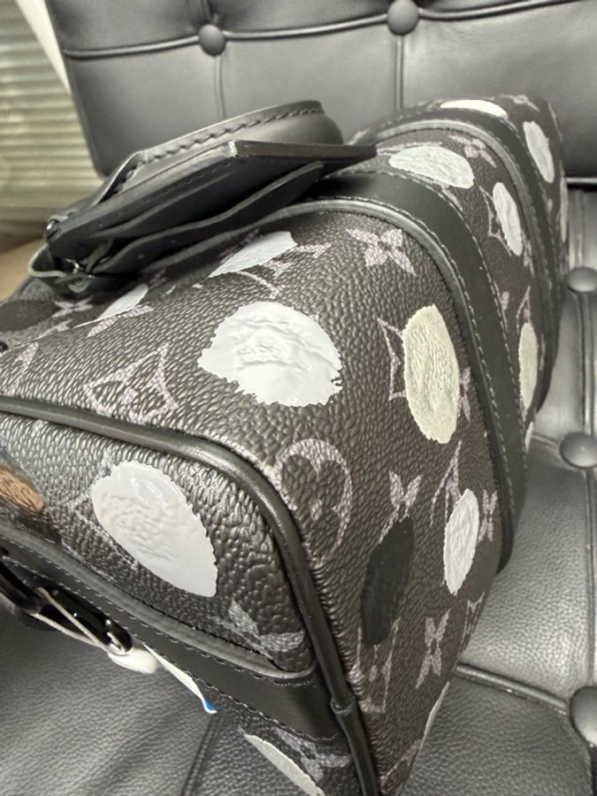 LOUIS VUITTON x Yayoi Kusama草間彌生 聯名款 keepall 25 可拆卸可調節肩帶拉鍊開合 皮革 單肩斜挎手提包旅行包 男款 黑色。-3