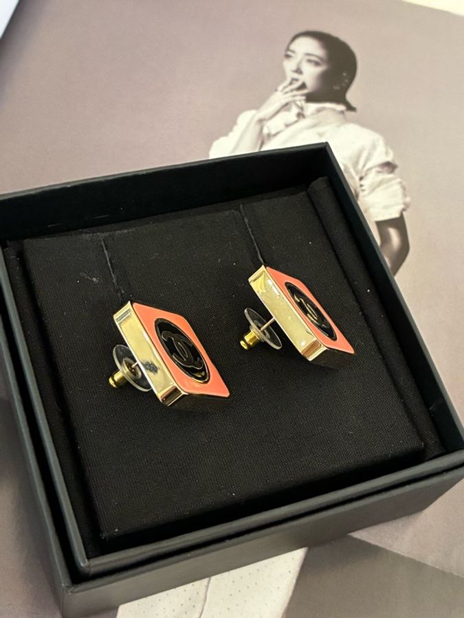 Chanel粉色方塊雙C耳環-1