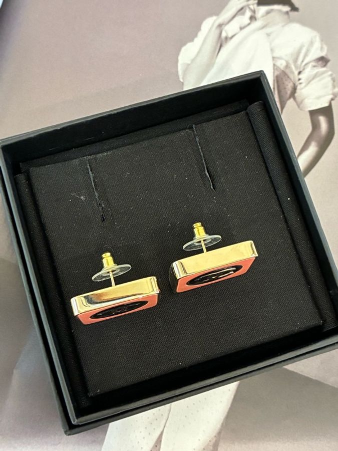 Chanel粉色方塊雙C耳環-5