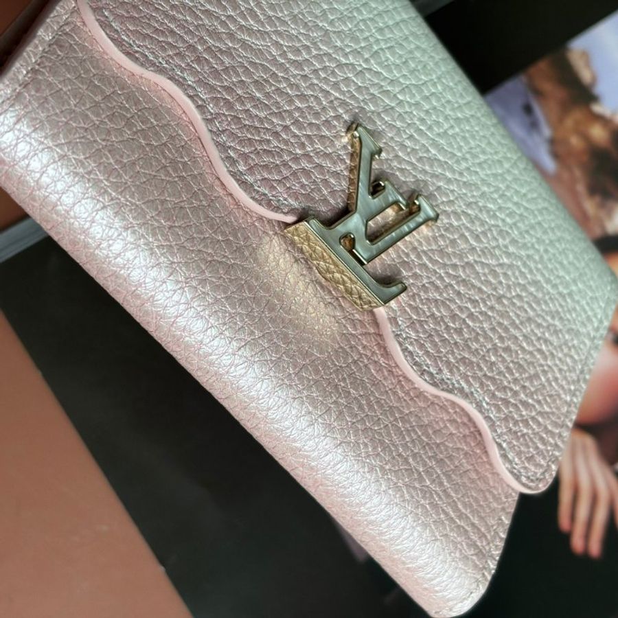 ::LOUIS VUTTION:: LV M83686 Capucines Compact 漸層粉色煥彩皮革三摺釦式中夾-8