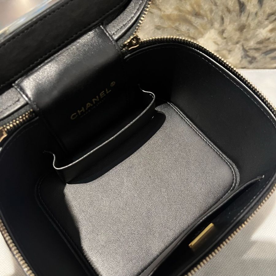 Chanel黑銀牛皮方形化妝盒-9