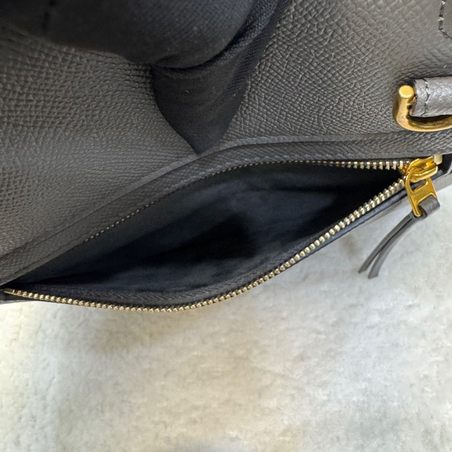 賽琳CELINE 經典大象灰 Micro Belt Bag 粒面小牛皮手提斜背鯰魚包-18