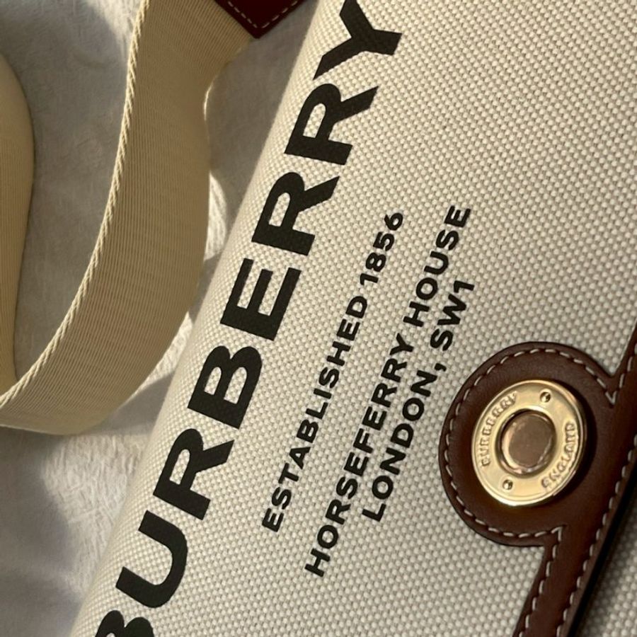 BURBERRY HORSEFERRY 印花帆布NOTE斜背包-6