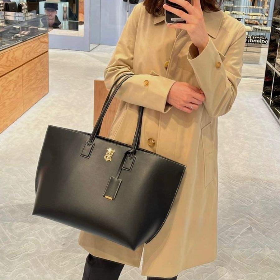 巴寶莉BURBERRY 黑色滑面牛皮金釦經典 TB Logo 兩用手提斜背托特包 8052726 絕美黑金🖤-1