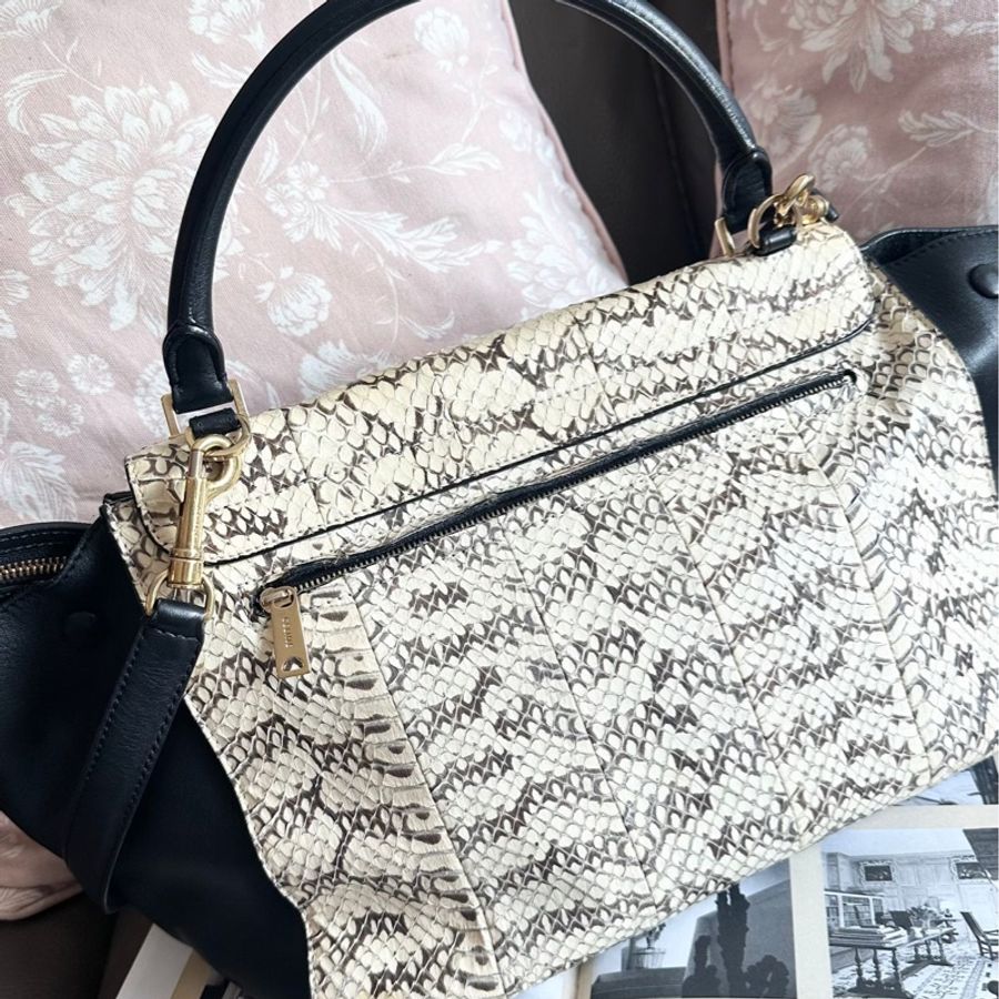 思琳 賽琳 蟒蛇紋 黑白拼色 皮革 斜背包 中古包 復古包  鞦韆包 celine 老花 中古包 側背包 斜背包 斜挎包 celine python trapeze bag black white-2