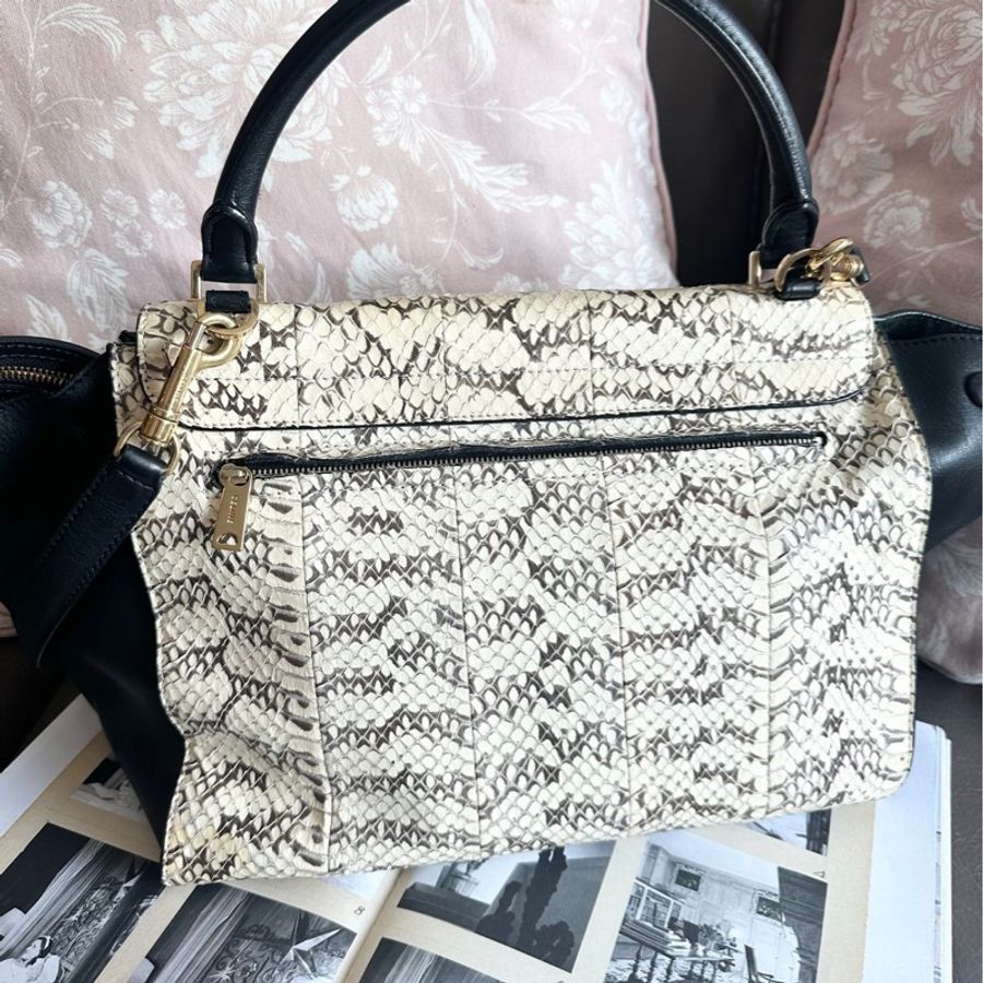 思琳 賽琳 蟒蛇紋 黑白拼色 皮革 斜背包 中古包 復古包  鞦韆包 celine 老花 中古包 側背包 斜背包 斜挎包 celine python trapeze bag black white-3