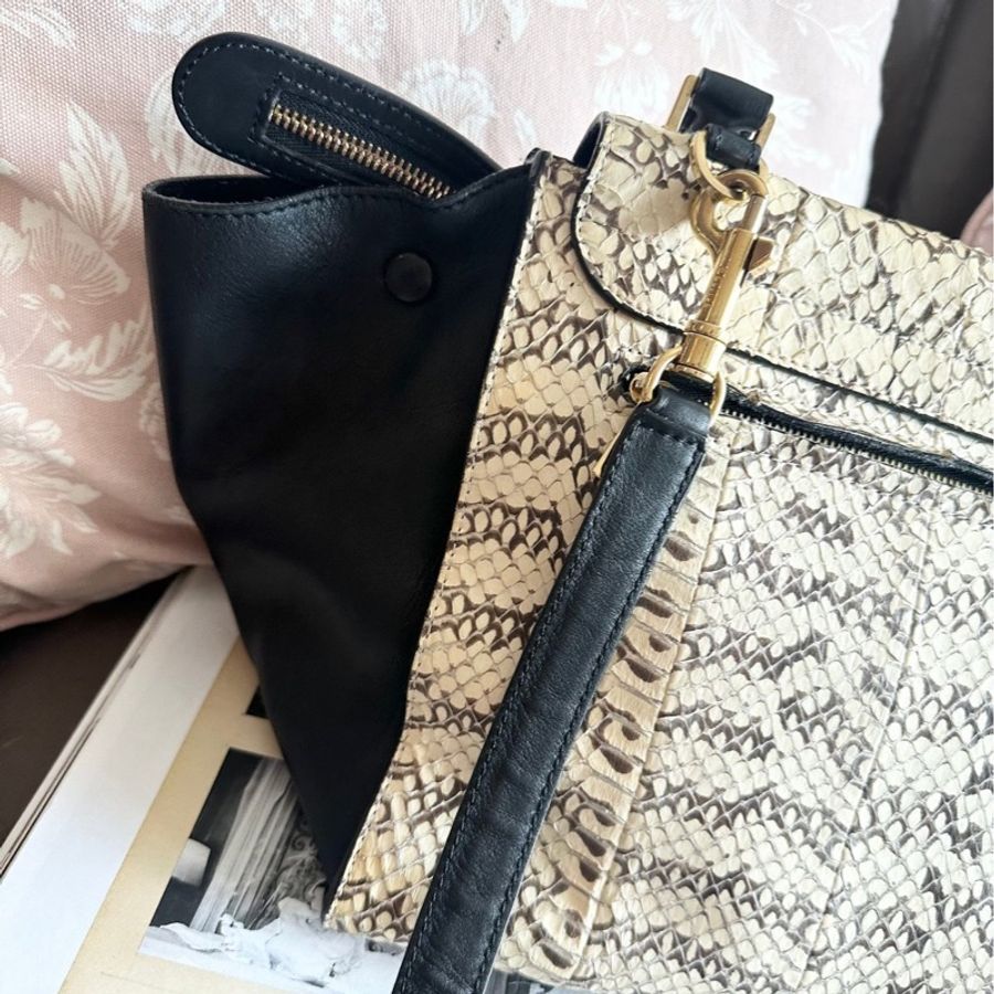 思琳 賽琳 蟒蛇紋 黑白拼色 皮革 斜背包 中古包 復古包  鞦韆包 celine 老花 中古包 側背包 斜背包 斜挎包 celine python trapeze bag black white-19