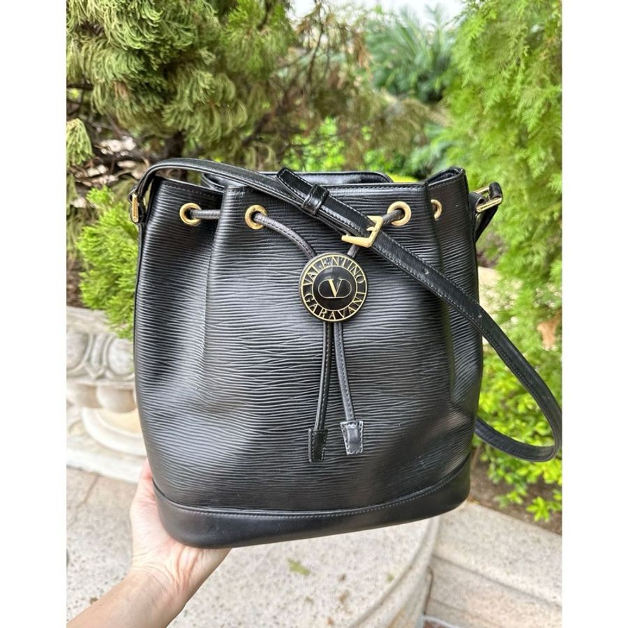 華倫天奴 Valentino Garavani 經典古董 絕版 黑色皮革 水波紋抽繩水桶包 日本中古 bucket bag-0