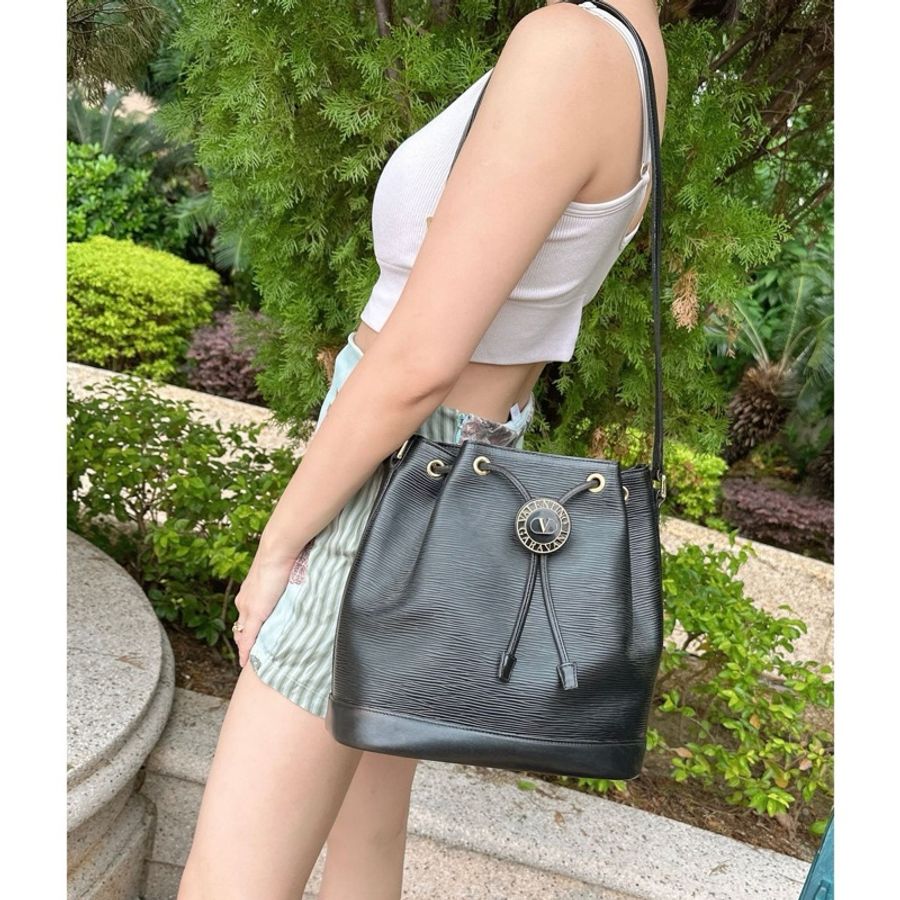 華倫天奴 Valentino Garavani 經典古董 絕版 黑色皮革 水波紋抽繩水桶包 日本中古 bucket bag-1
