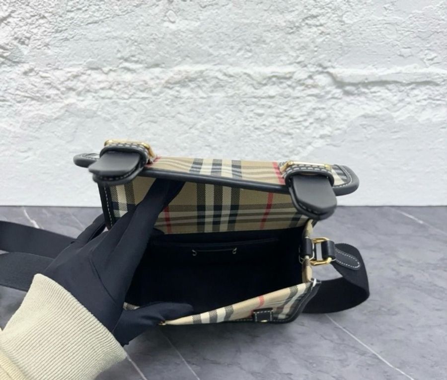 Burberry 新款格紋郵差包 經典格紋😍-4