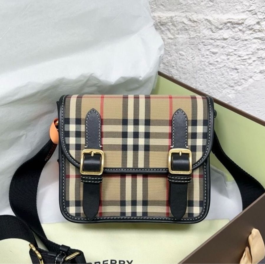 Burberry 新款格紋郵差包 經典格紋😍-5