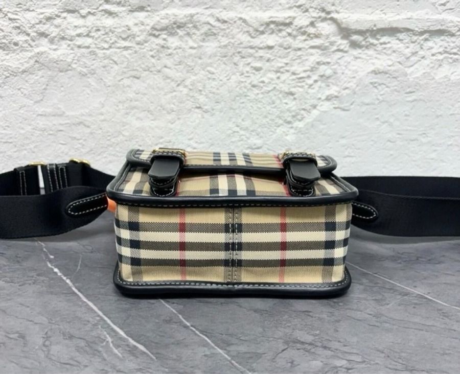 Burberry 新款格紋郵差包 經典格紋😍-7