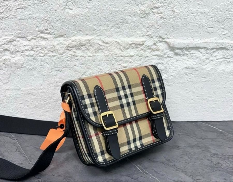 Burberry 新款格紋郵差包 經典格紋😍-10