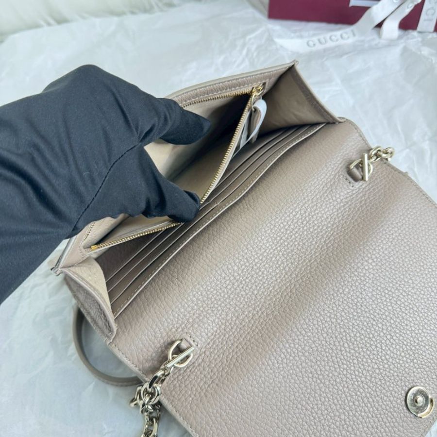 GUCCI GG Emblem WOC 奶茶色-4