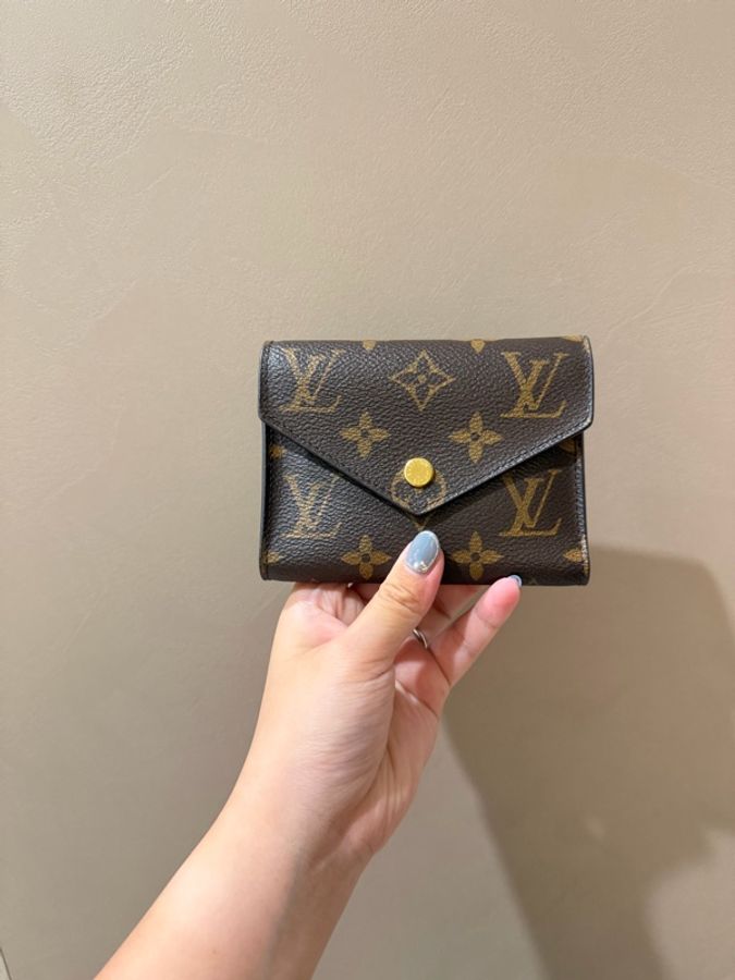 LOUIS VUITTON Victorine 老花短夾-0
