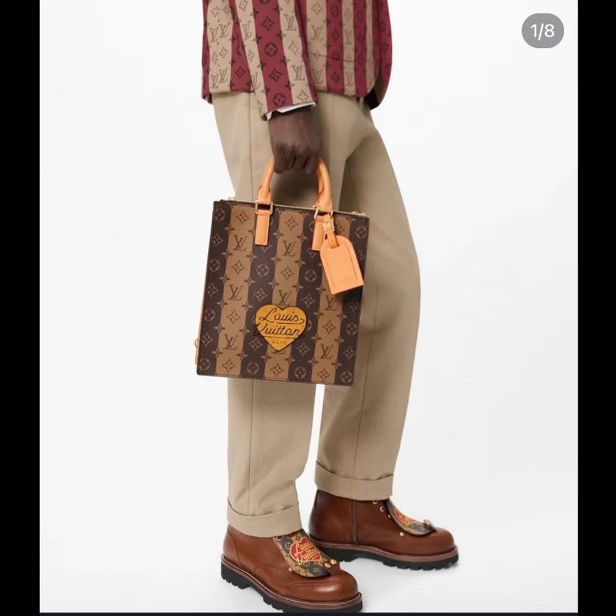 LV x nigo2 聯名款 Sac Plat Messenger 郵差包 琴譜包 經典老花豎條紋 愛心徽章-0