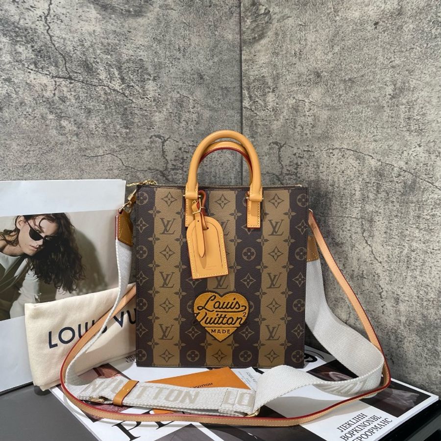 LV x nigo2 聯名款 Sac Plat Messenger 郵差包 琴譜包 經典老花豎條紋 愛心徽章-1