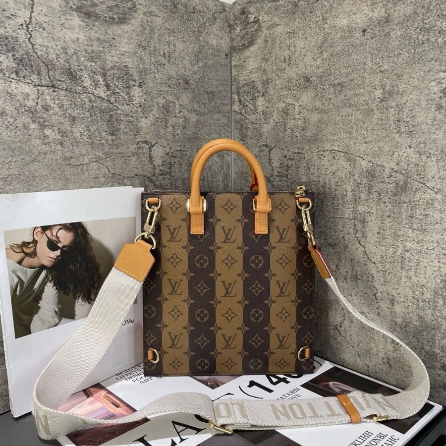 LV x nigo2 聯名款 Sac Plat Messenger 郵差包 琴譜包 經典老花豎條紋 愛心徽章-2