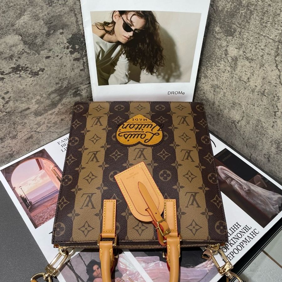 LV x nigo2 聯名款 Sac Plat Messenger 郵差包 琴譜包 經典老花豎條紋 愛心徽章-3
