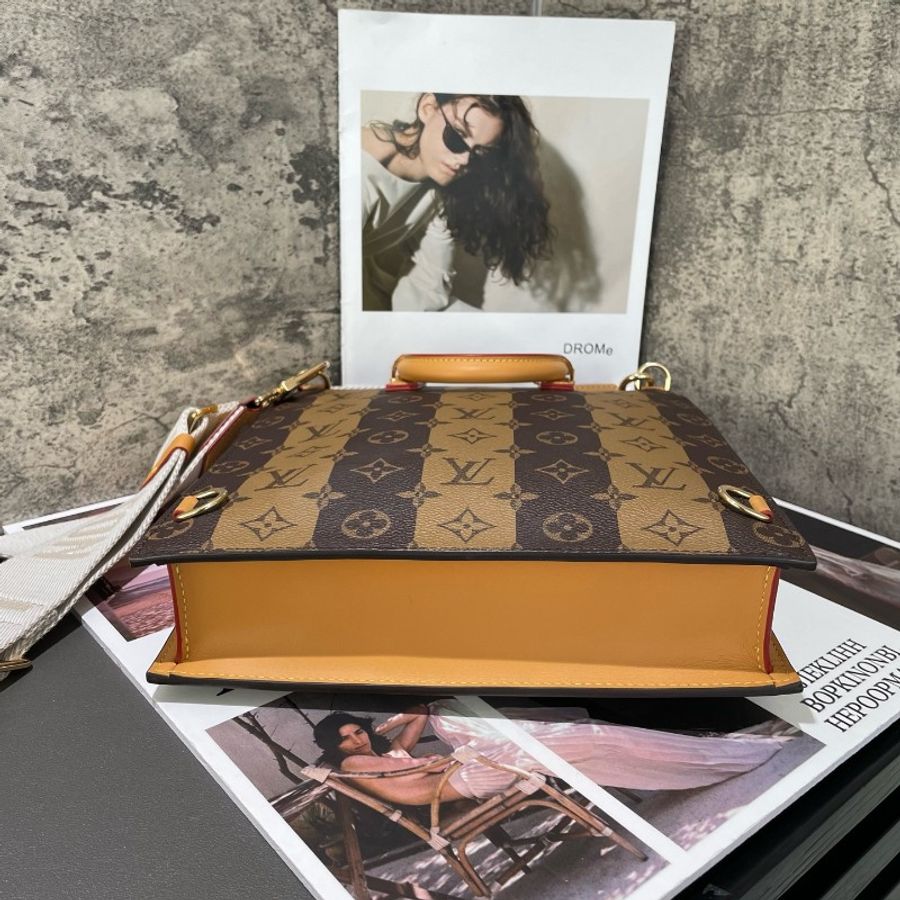 LV x nigo2 聯名款 Sac Plat Messenger 郵差包 琴譜包 經典老花豎條紋 愛心徽章-4