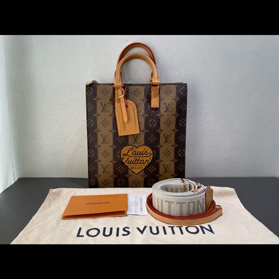 LV x nigo2 聯名款 Sac Plat Messenger 郵差包 琴譜包 經典老花豎條紋 愛心徽章-5