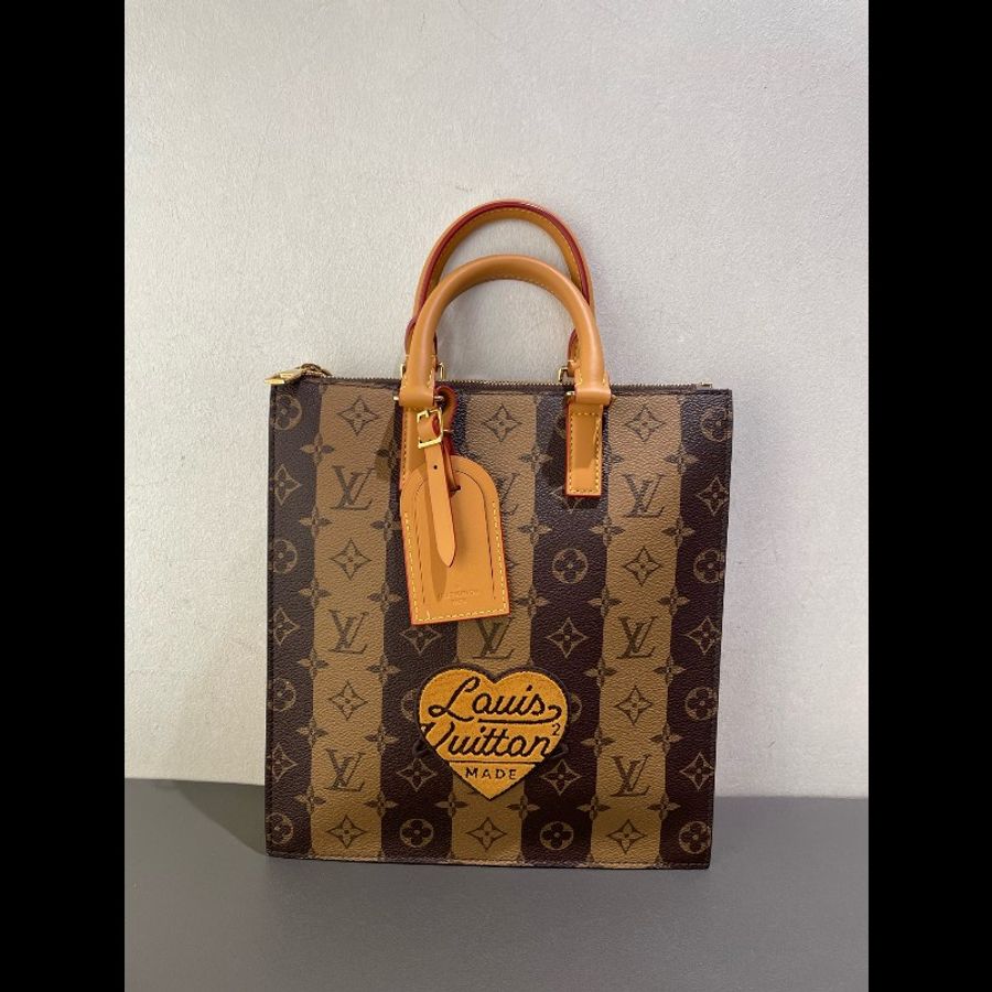 LV x nigo2 聯名款 Sac Plat Messenger 郵差包 琴譜包 經典老花豎條紋 愛心徽章-6