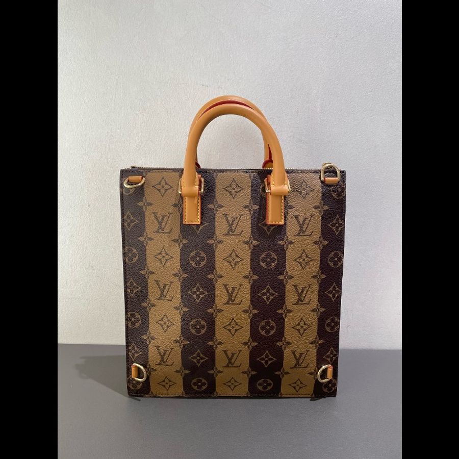 LV x nigo2 聯名款 Sac Plat Messenger 郵差包 琴譜包 經典老花豎條紋 愛心徽章-7