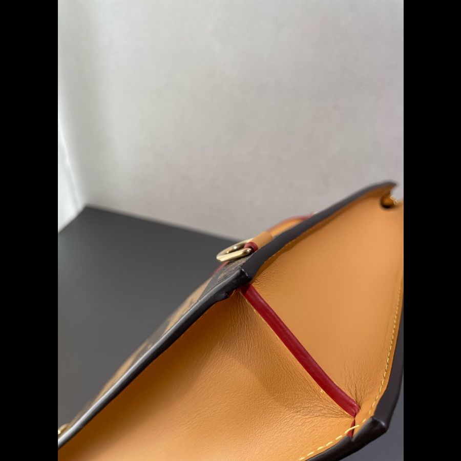 LV x nigo2 聯名款 Sac Plat Messenger 郵差包 琴譜包 經典老花豎條紋 愛心徽章-12