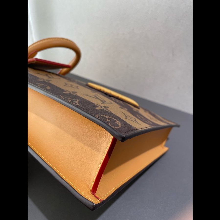 LV x nigo2 聯名款 Sac Plat Messenger 郵差包 琴譜包 經典老花豎條紋 愛心徽章-13