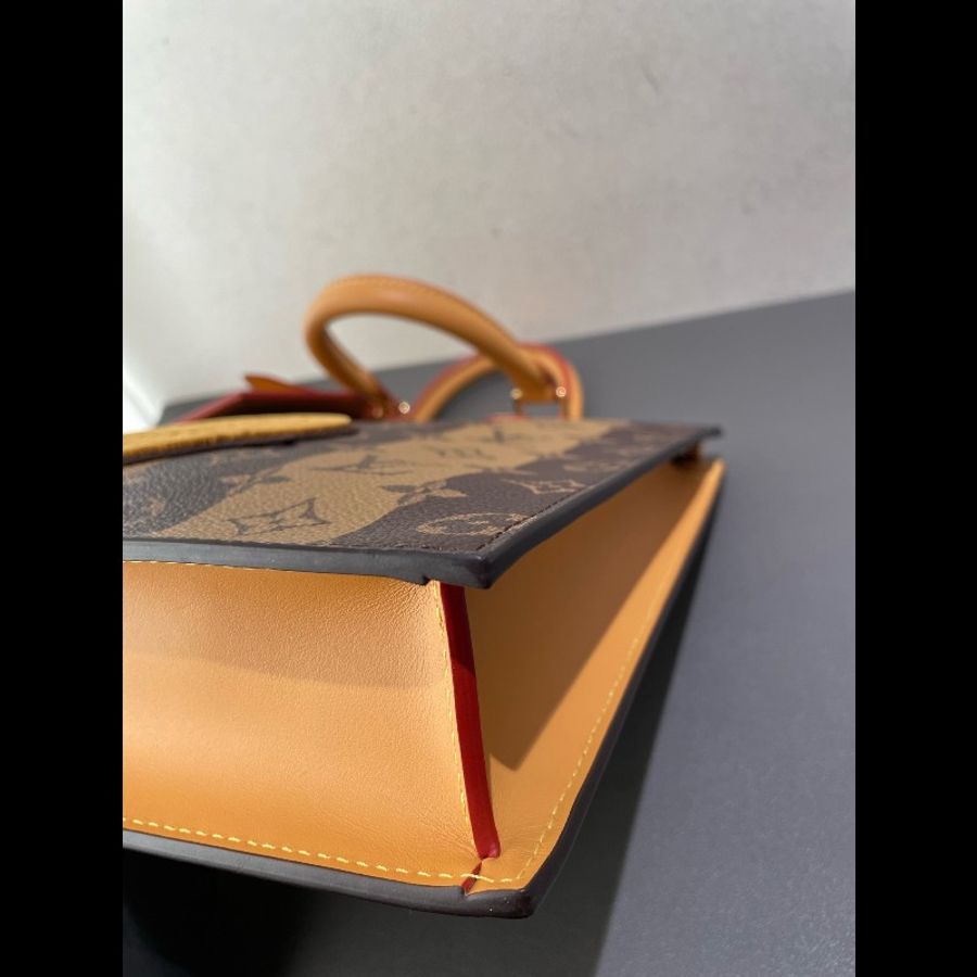 LV x nigo2 聯名款 Sac Plat Messenger 郵差包 琴譜包 經典老花豎條紋 愛心徽章-14
