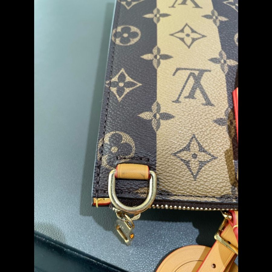 LV x nigo2 聯名款 Sac Plat Messenger 郵差包 琴譜包 經典老花豎條紋 愛心徽章-15