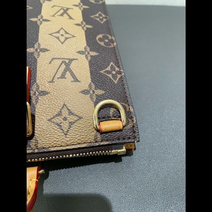 LV x nigo2 聯名款 Sac Plat Messenger 郵差包 琴譜包 經典老花豎條紋 愛心徽章-16