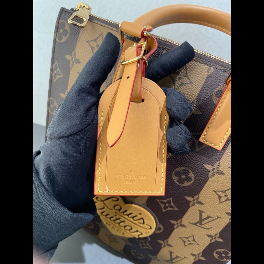LV x nigo2 聯名款 Sac Plat Messenger 郵差包 琴譜包 經典老花豎條紋 愛心徽章-19