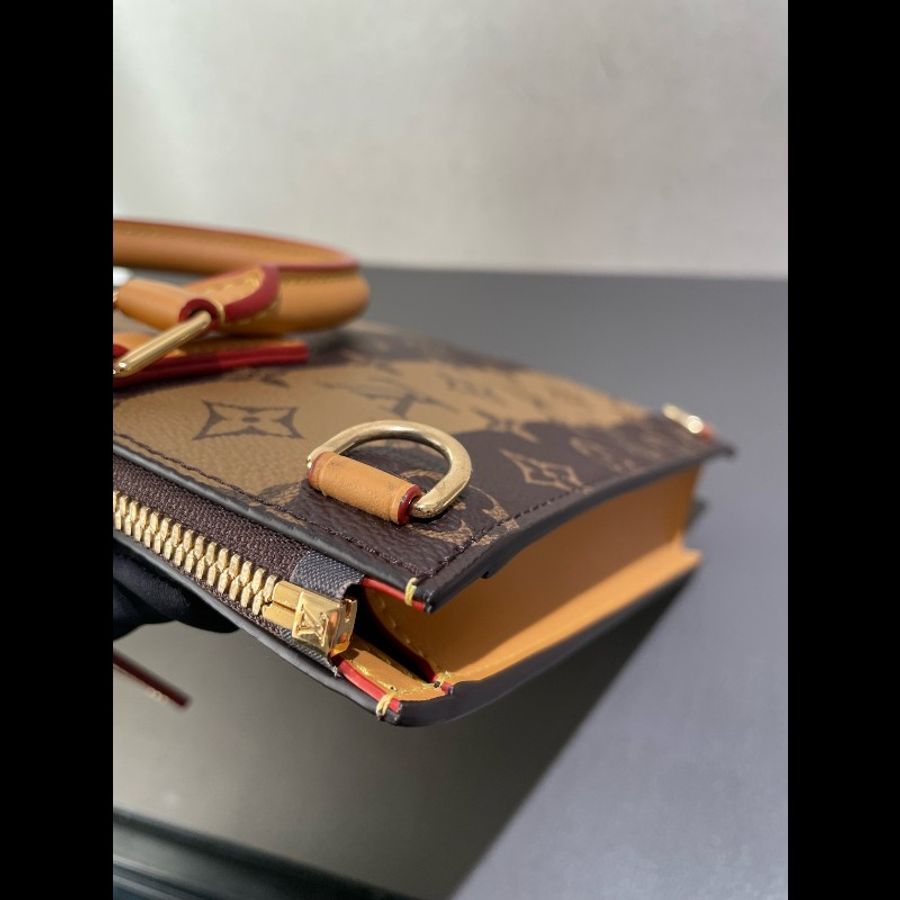 LV x nigo2 聯名款 Sac Plat Messenger 郵差包 琴譜包 經典老花豎條紋 愛心徽章-20