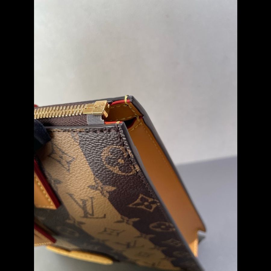 LV x nigo2 聯名款 Sac Plat Messenger 郵差包 琴譜包 經典老花豎條紋 愛心徽章-21