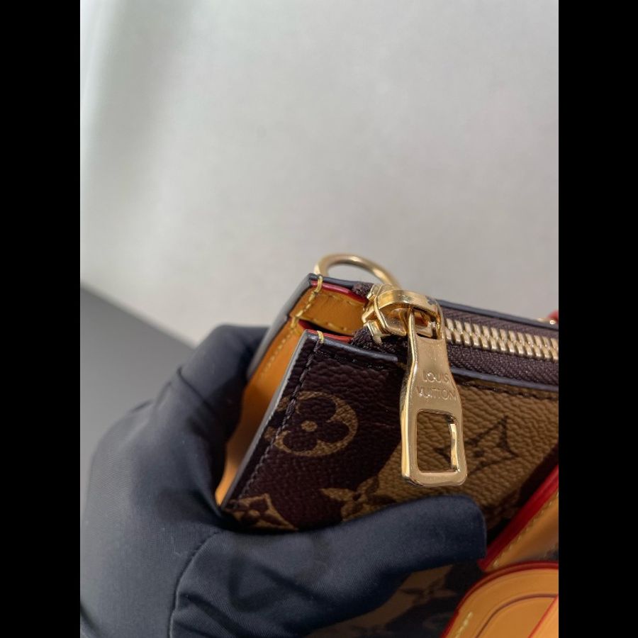 LV x nigo2 聯名款 Sac Plat Messenger 郵差包 琴譜包 經典老花豎條紋 愛心徽章-23