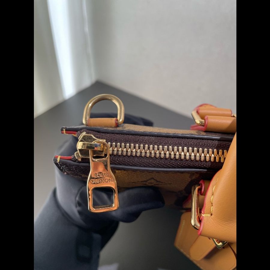 LV x nigo2 聯名款 Sac Plat Messenger 郵差包 琴譜包 經典老花豎條紋 愛心徽章-24