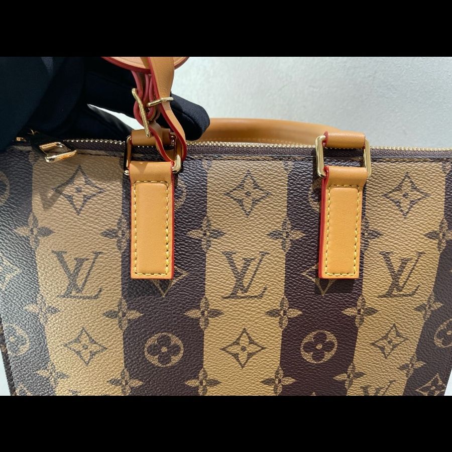 LV x nigo2 聯名款 Sac Plat Messenger 郵差包 琴譜包 經典老花豎條紋 愛心徽章-25