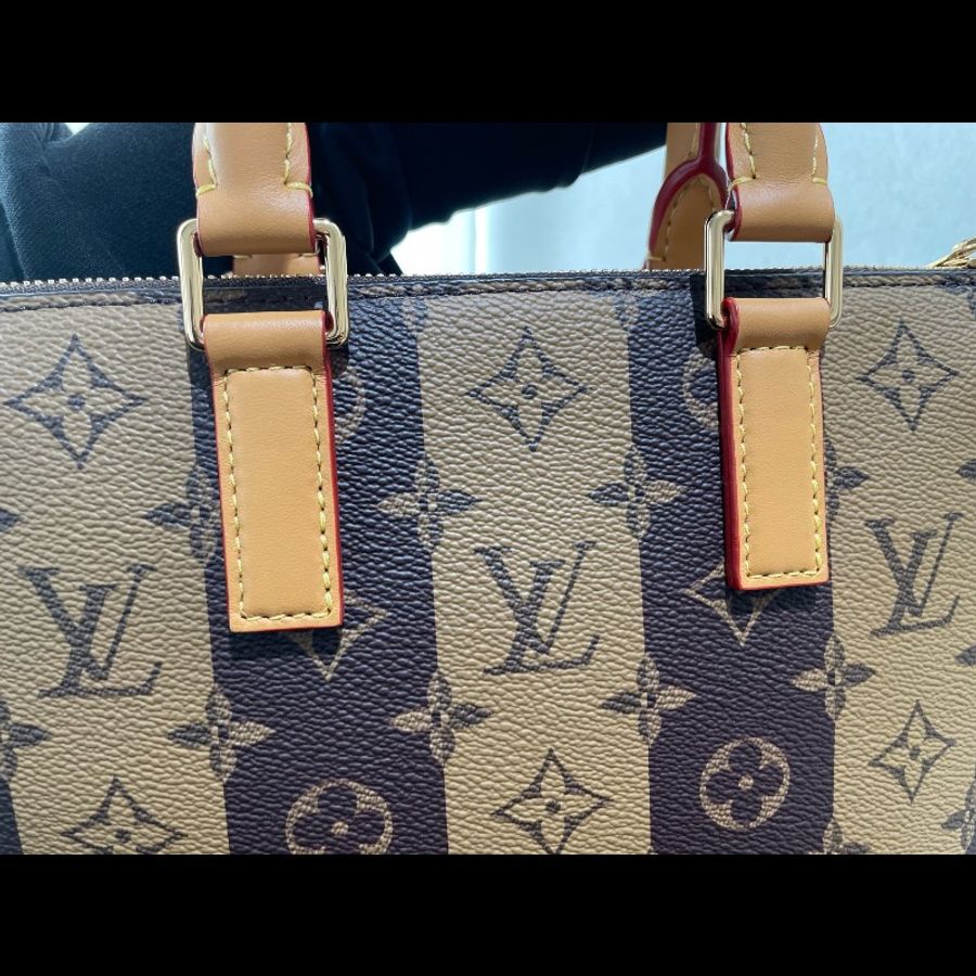 LV x nigo2 聯名款 Sac Plat Messenger 郵差包 琴譜包 經典老花豎條紋 愛心徽章-26