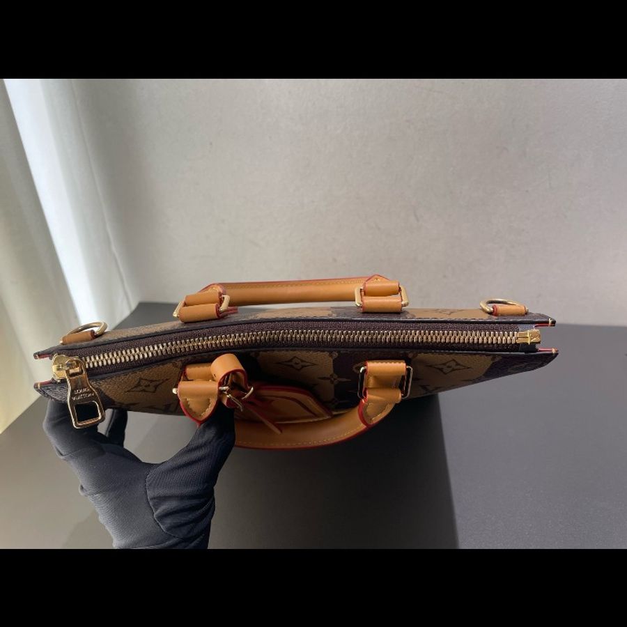 LV x nigo2 聯名款 Sac Plat Messenger 郵差包 琴譜包 經典老花豎條紋 愛心徽章-27