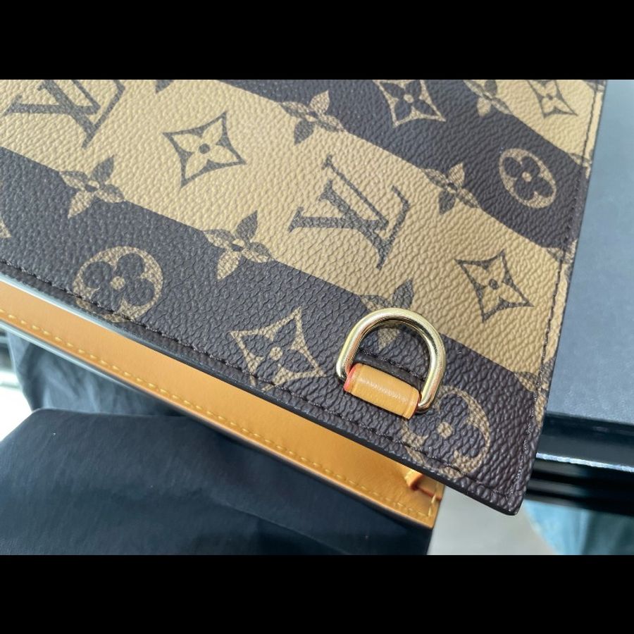 LV x nigo2 聯名款 Sac Plat Messenger 郵差包 琴譜包 經典老花豎條紋 愛心徽章-29