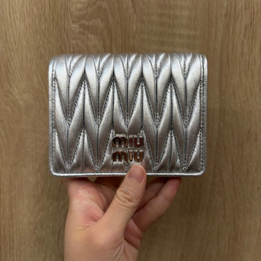 Miu Miu 銀色羊皮Mateless對釦短夾-0